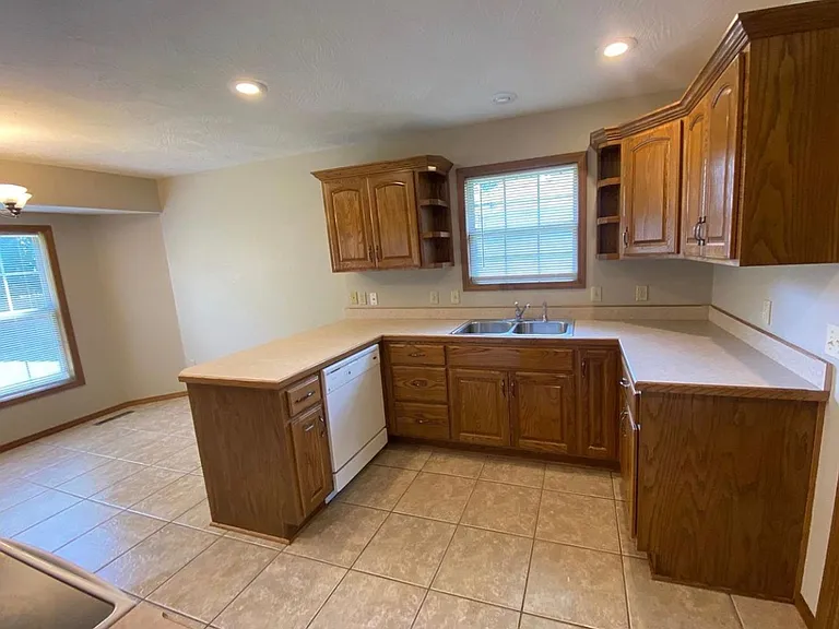 984 W Bates Dr — Photo 4