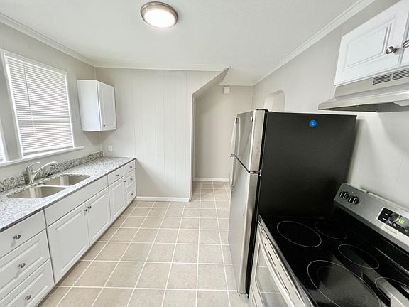 2nd image of 721 Woodlawn Ave