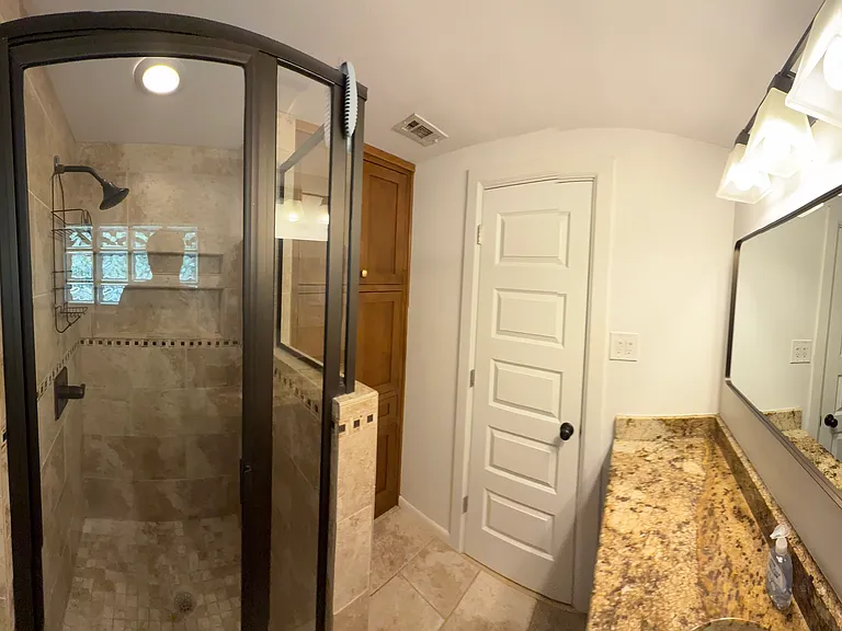 Primary bathroom (en-suite)