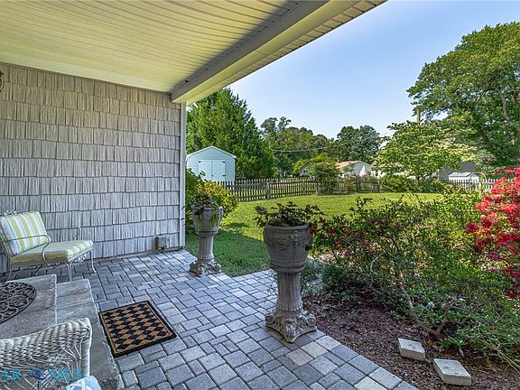 4th image of 708 Queens Point Dr