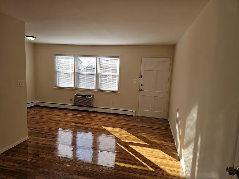 200 Main St #14 — Photo 3