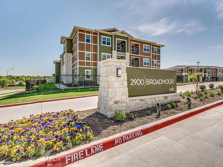 2900 Broadmoor — Photo 1