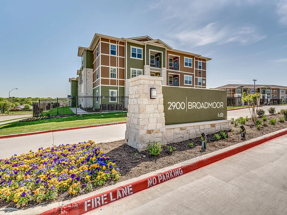 2900 Broadmoor