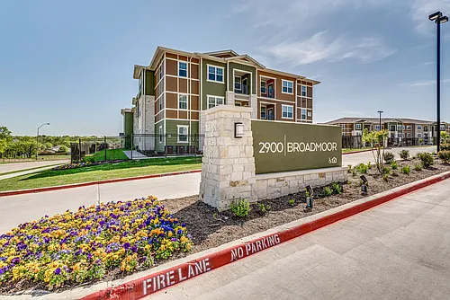 2900 Broadmoor Photo 1