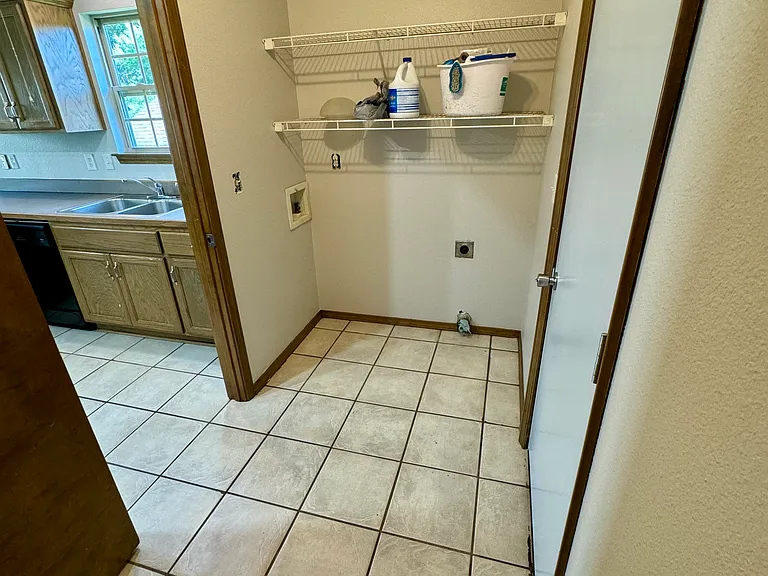 Utility room with washer/dryer hookups