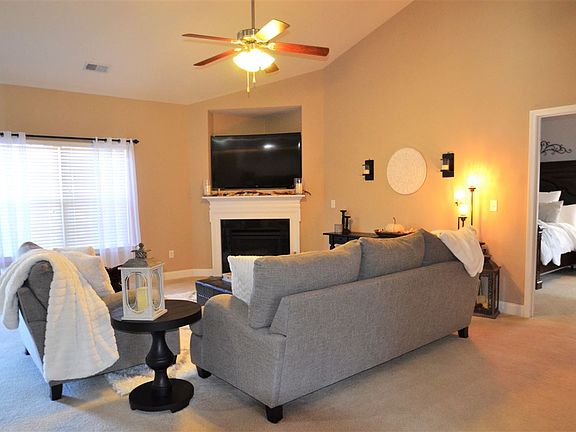 3rd image of 434 Jewelwood Dr