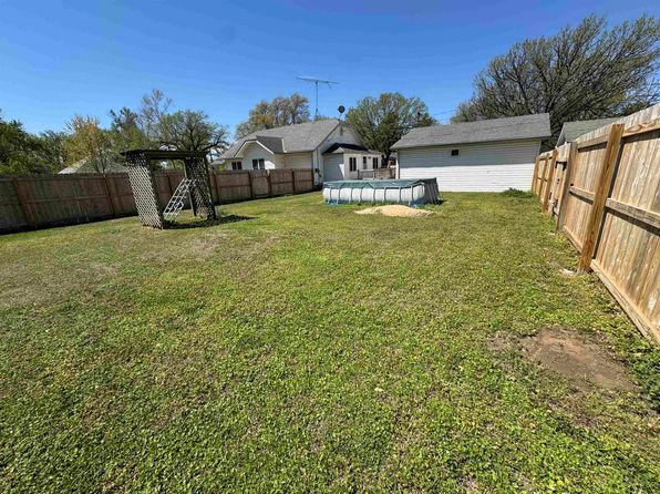 1502 E 12th Ave, Winfield, KS 67156