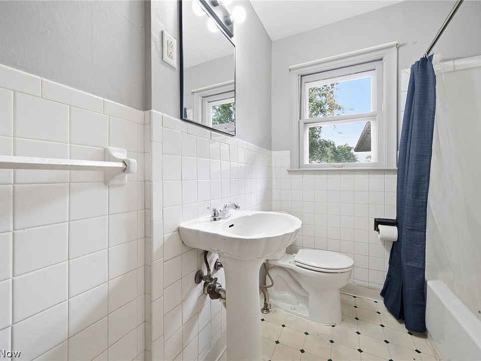13th image of 320 West St