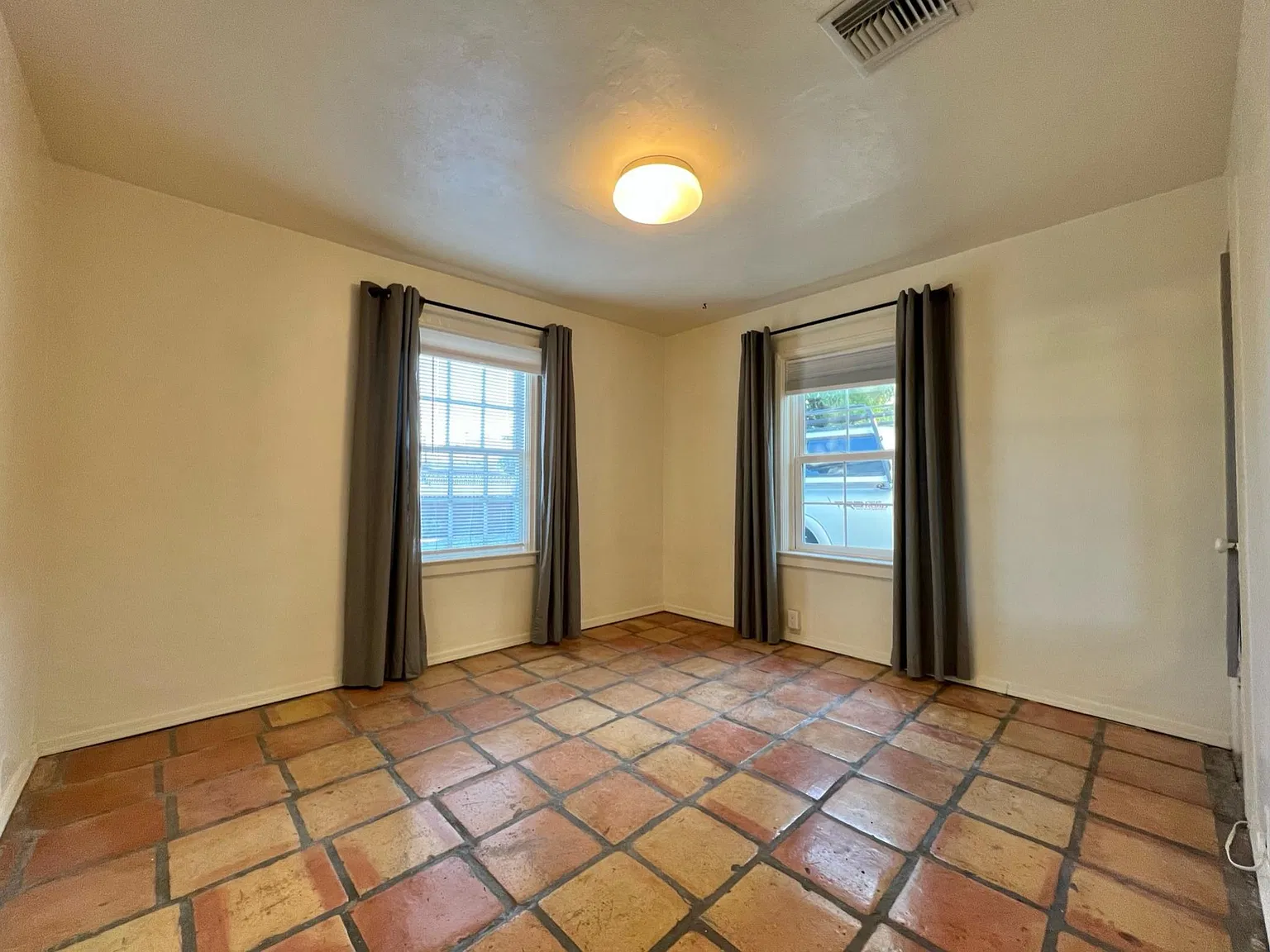802 E Hedrick Dr — Photo 2