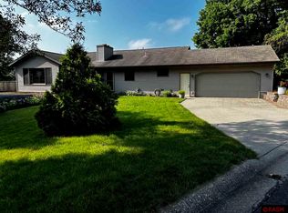 736 Valley View Rd, Saint Peter, MN 56082