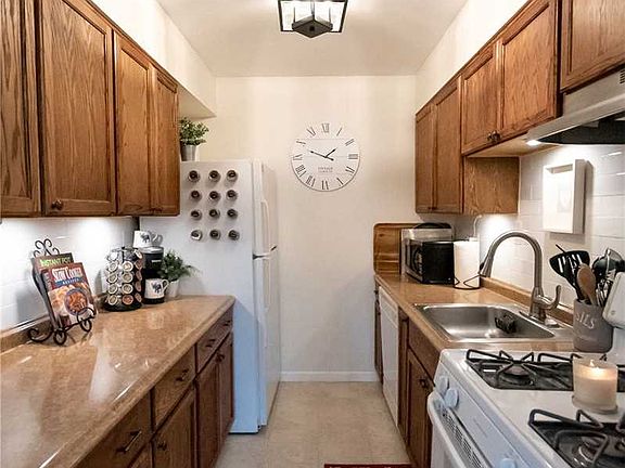 4th image of 265 Lake Pointe Cir