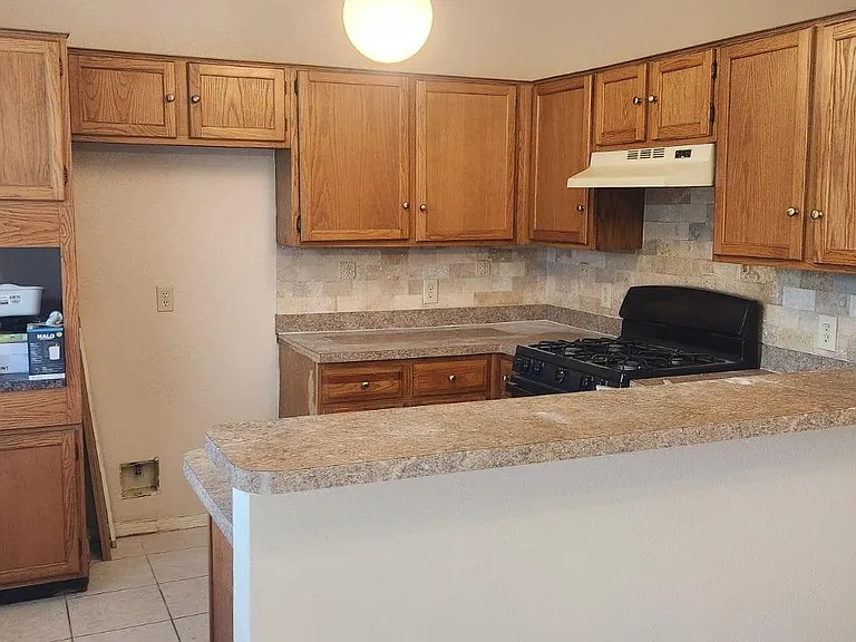 Kitchen with Gas stove