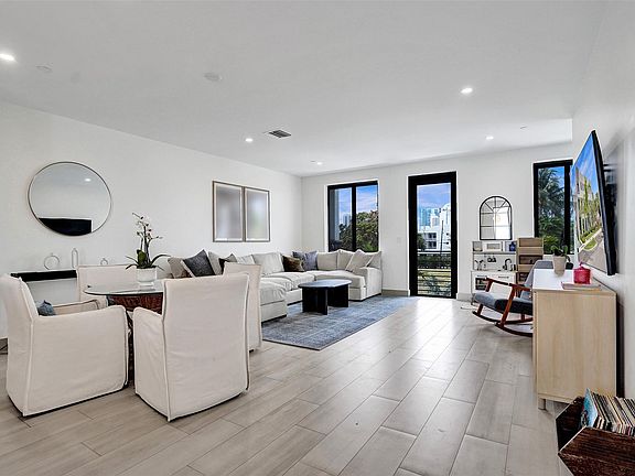 2nd image of 416 SE 12th Court