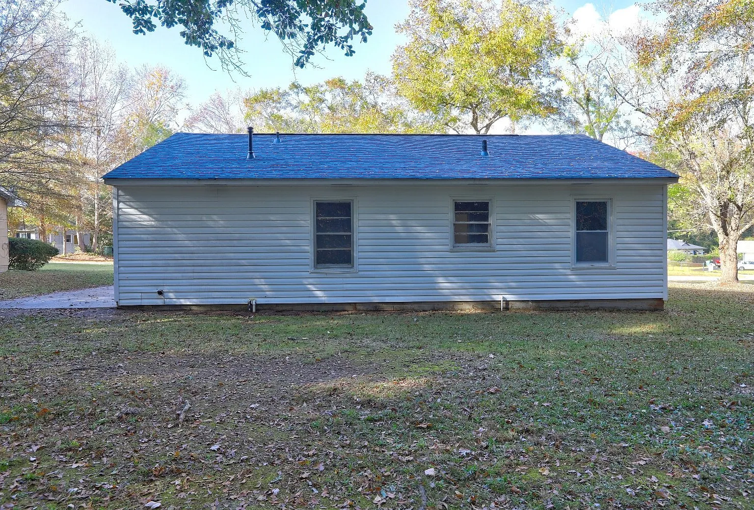 3 bed, 1.0 bath, 900 sqft, $899 — Photo 2