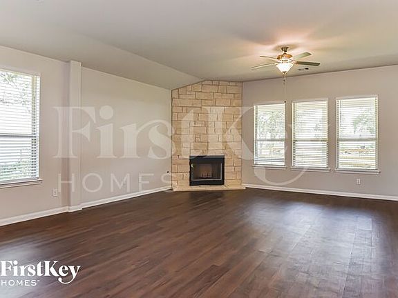 3rd image of 322 Lakeway Cir
