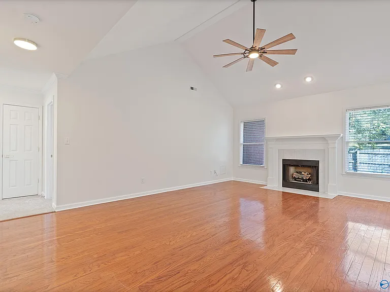 231 Jarrett Ln — Photo 2
