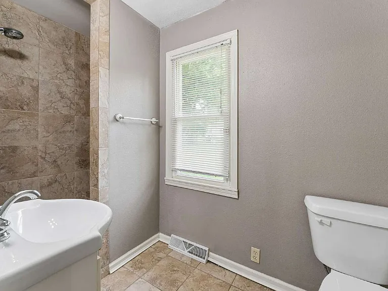 9008 E 66th St — Photo 25
