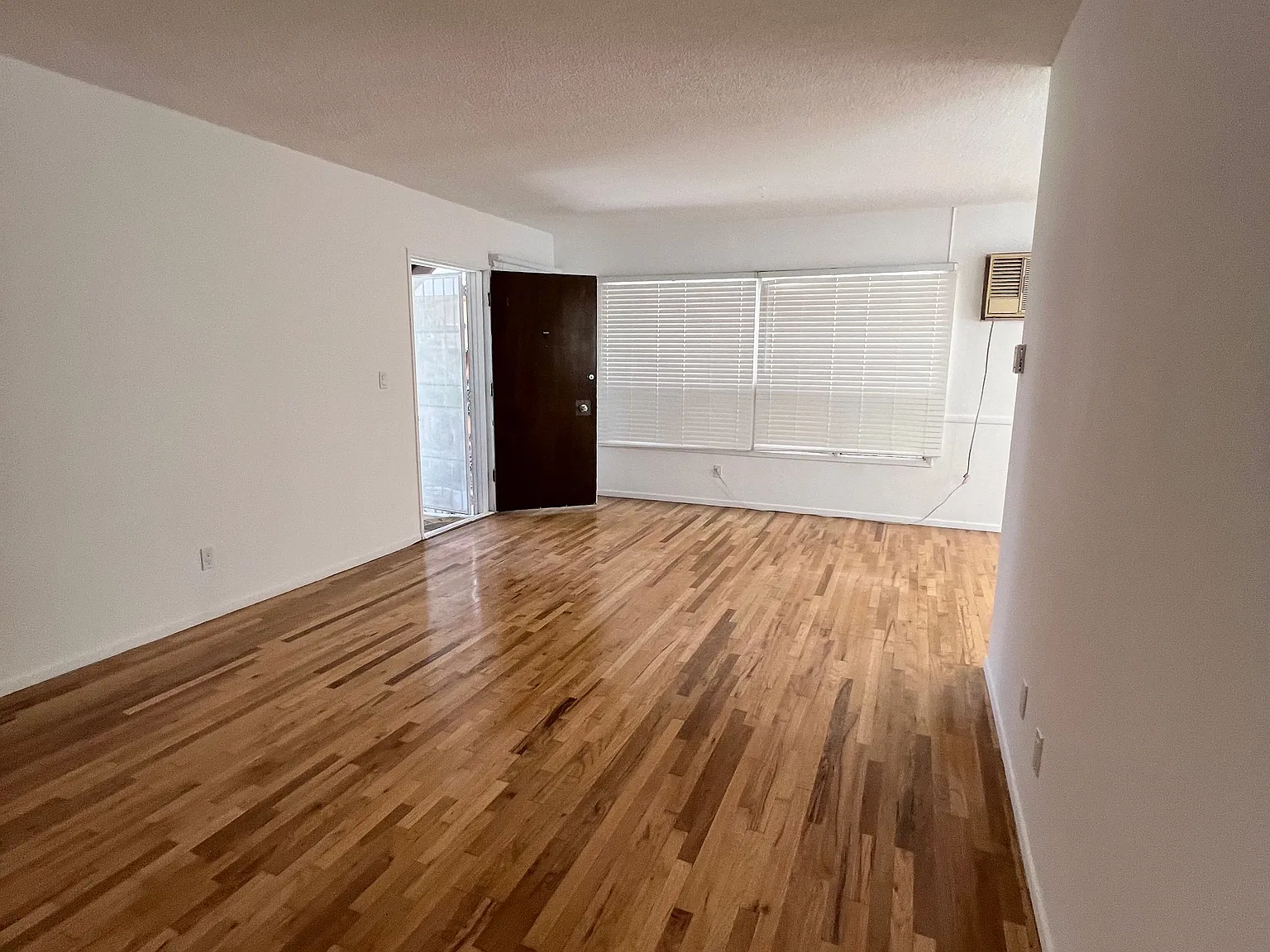 Flores St - 611 — Photo 2