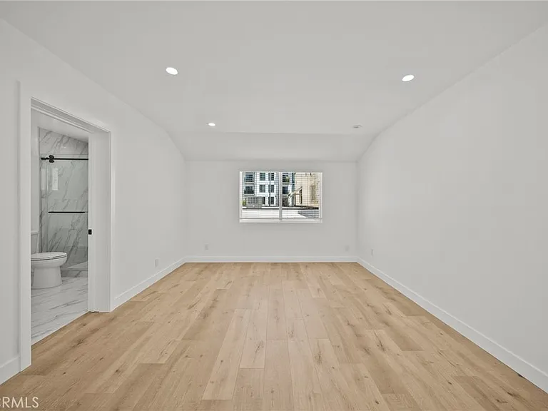 11488 Burbank Blvd — Photo 17