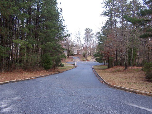 2nd image of 220 Sycamore Bnd