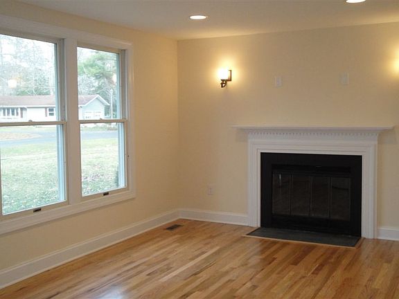 4th image of 33702 Feather Ln