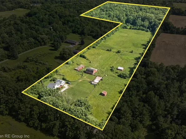 6390 Brookville Rd, South Lyon, MI 48178