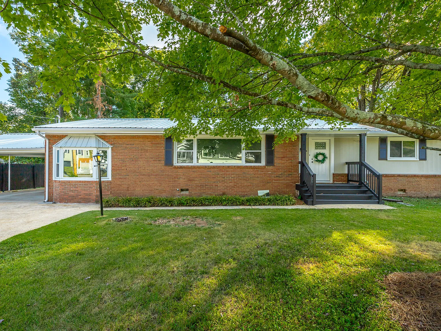 3 bed, 2.0 bath, 1875 sqft, $2,350 — Photo 2