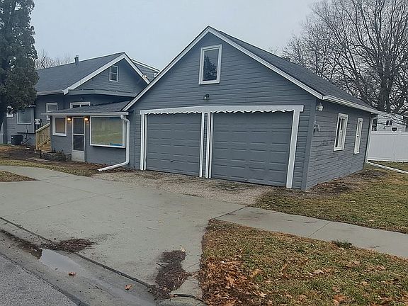2 Car garage attached to 3/1