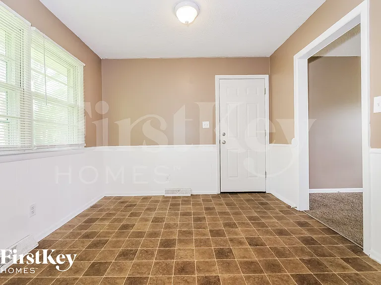 405 SW 11th St — Photo 4