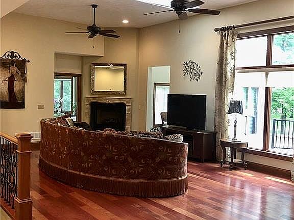 3rd image of 424 Diana Ct