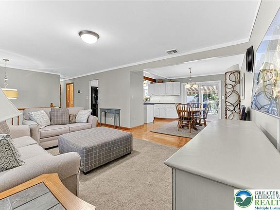 4th image of 213 Applewood Dr