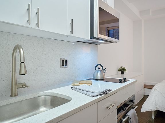 4th image of 212 W 91st St #236