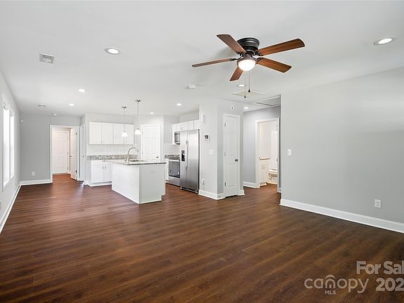 5th image of 402 Digh St