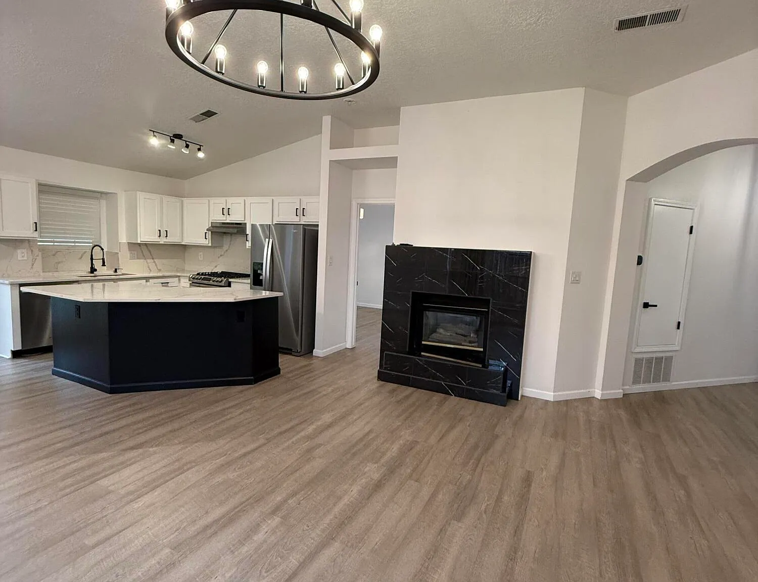 3 bed, 2.0 bath, 1436 sqft, $2,600 — Photo 1