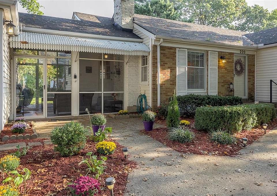 1st image of 220 W Rainbow Ln