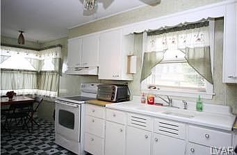 5th image of 2729 Easton Ave