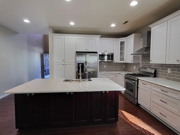 4th image of 1050 Albany Park Dr