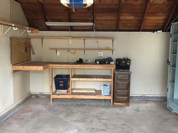 garage w workspace