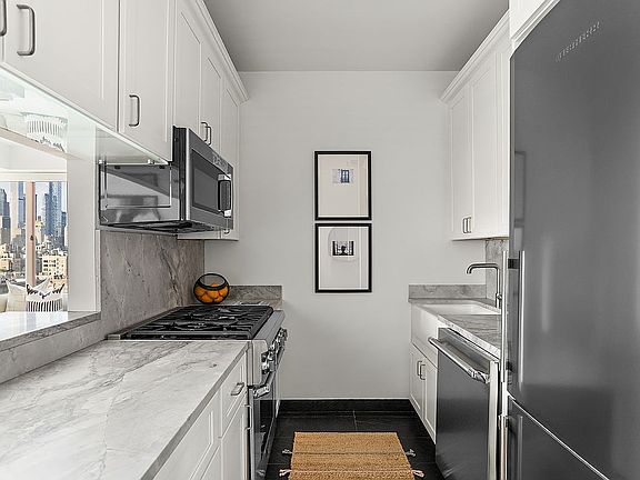 4th image of 200 E 69th St APT 18D