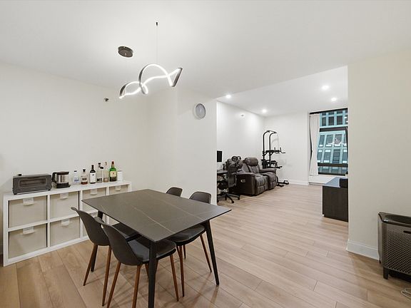 5th image of 680 N Lake Shore Dr APT 913