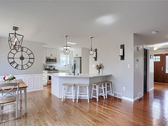 5th image of 180 Hampshire Dr