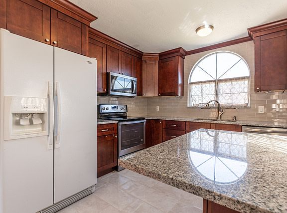 5th image of 328 E Park Creeke Ln