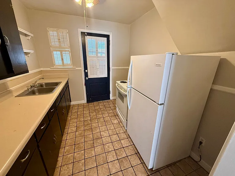 1009 Flint St — Photo 4