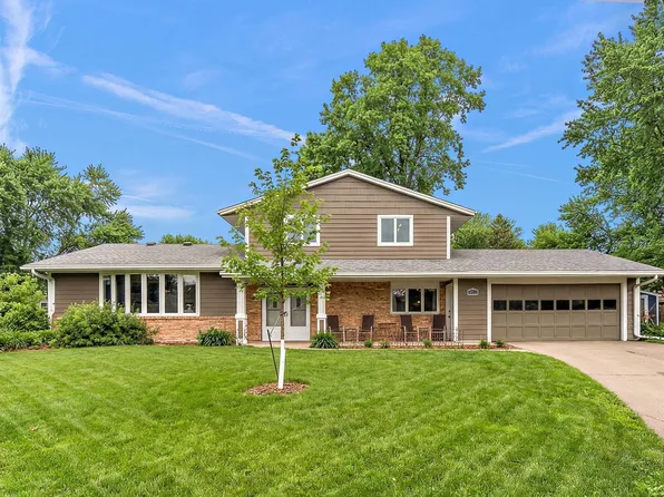953 Lydia Ave W, Roseville, MN 55113