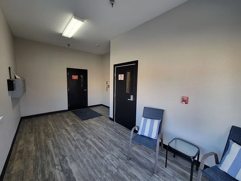221 E 5th St — Photo 3