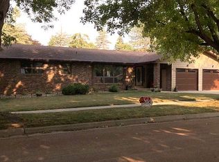 915 N Maplewood Dr, Madison, SD 57042