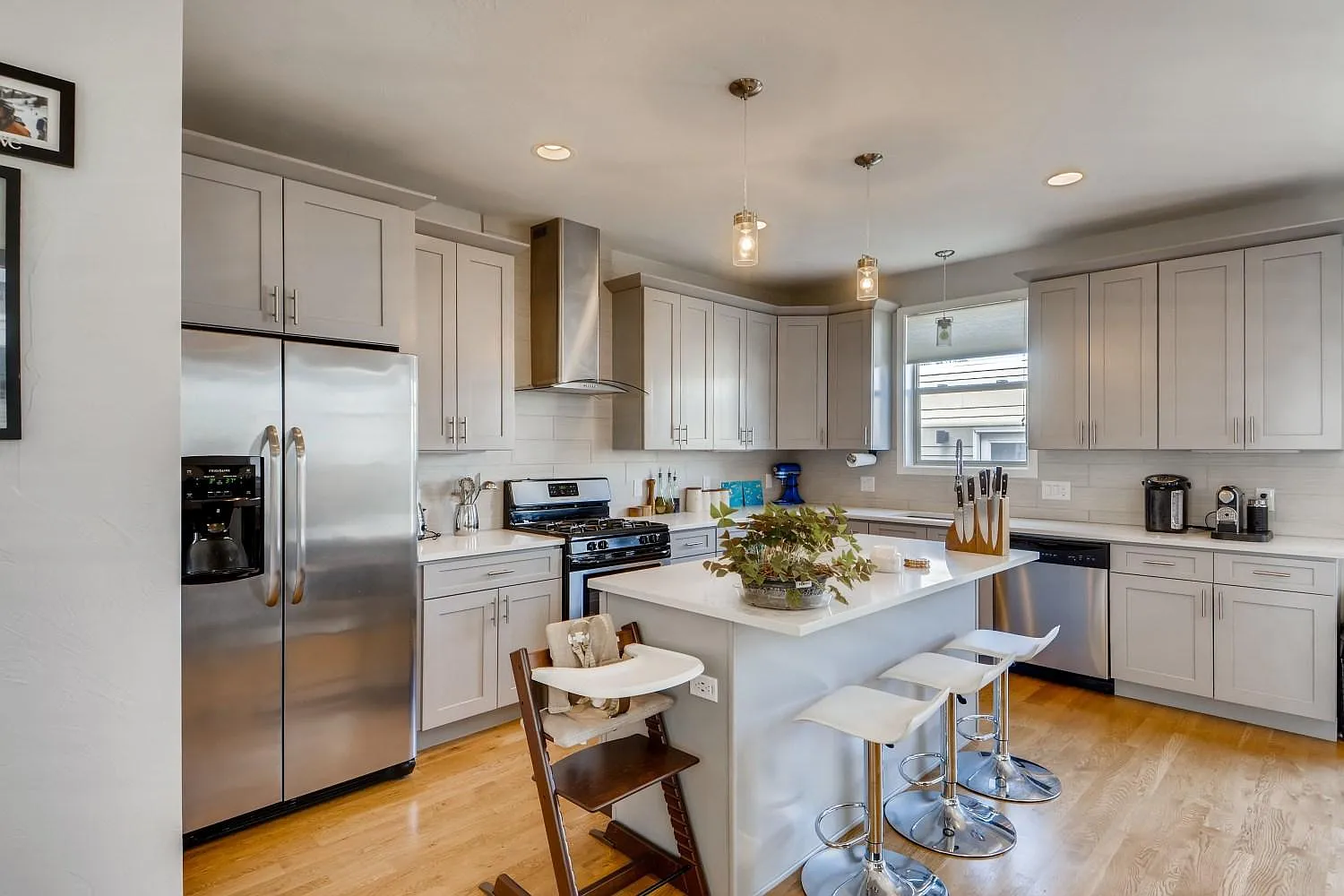 3 bed, 2458 sqft, $4,200 — Photo 4