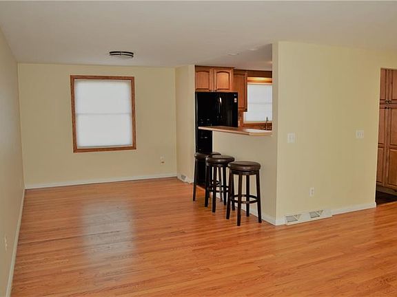 5th image of 117 Woodbury Dr