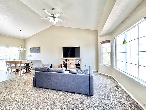 5th image of 89 Arapaho St