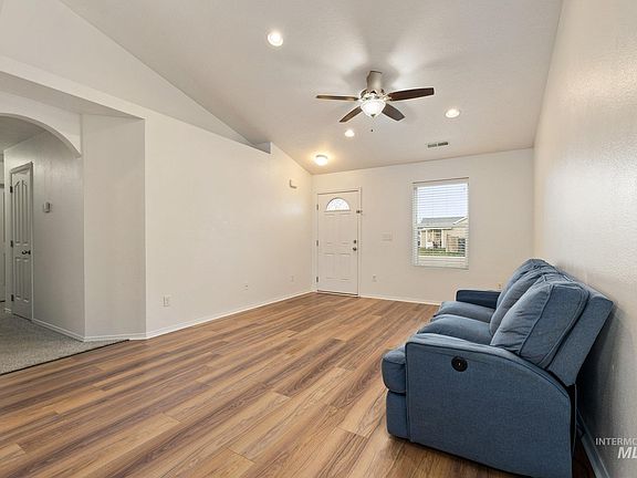 4th image of 16946 Bastian Ave